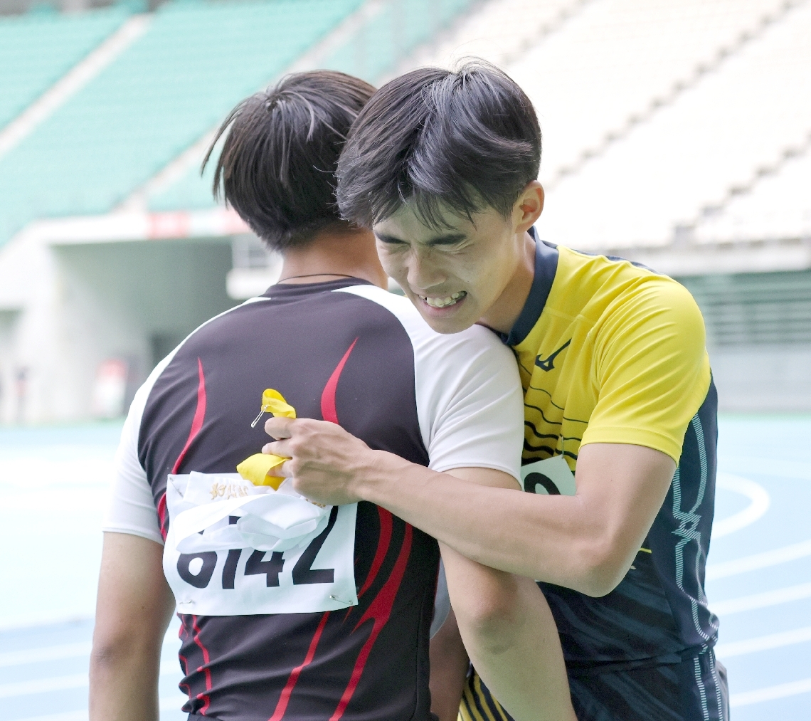 【男子１１０㍍障害決勝】レース後、大分の桃園（左）と抱き合い、互いをたたえる舞鶴の須藤