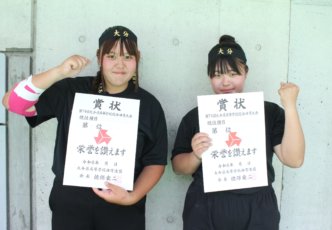 女子砲丸投げで優勝した奥村愛良（右）と２位に入った愛音の姉妹＝クラサスドーム大分