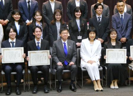 授賞式で松本国家公務員制度相（前列中央）と記念写真に納まる受賞者ら＝２５日午後、東京都千代田区