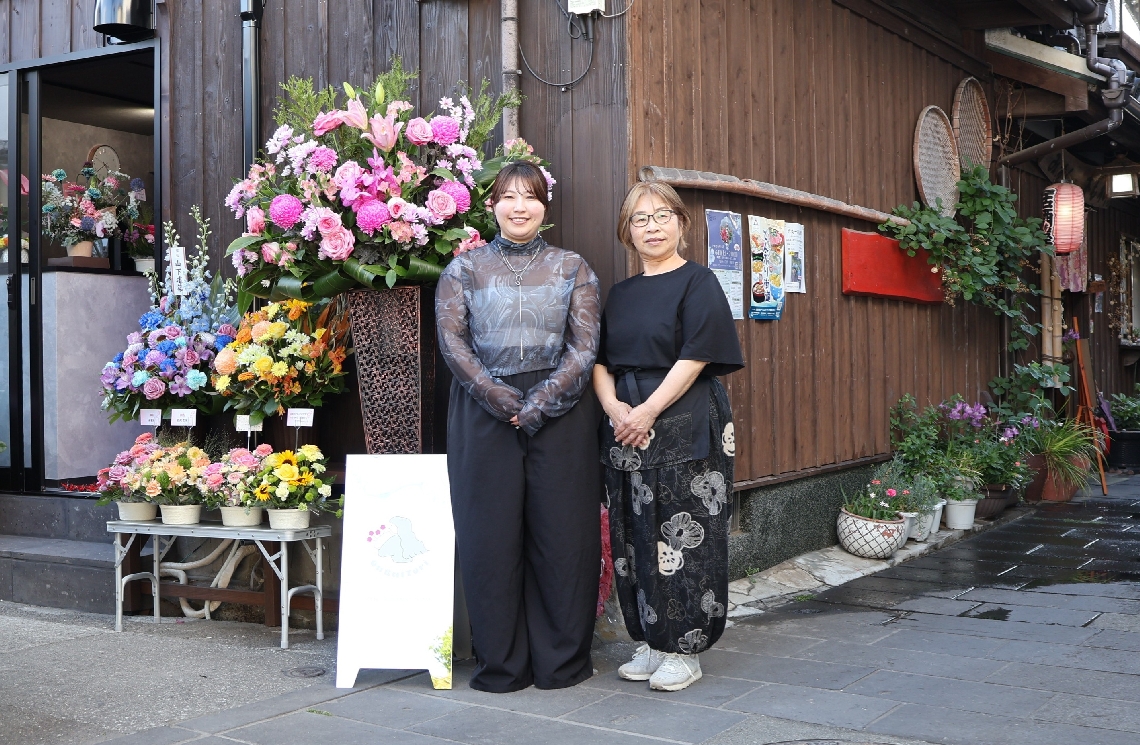 居酒屋の座敷を改修してヘアサロンを開業した山崎和薫さん（左）と、部屋を貸した母の八千代さん＝臼杵市畳屋町