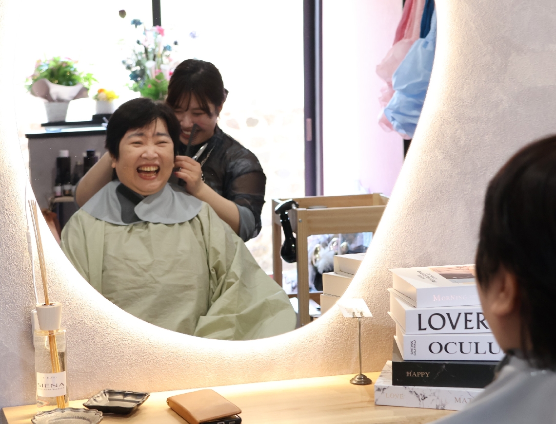 開業を喜びヘアカットに来た板井芳枝さん。幼少期から和薫さんをかわいがっている