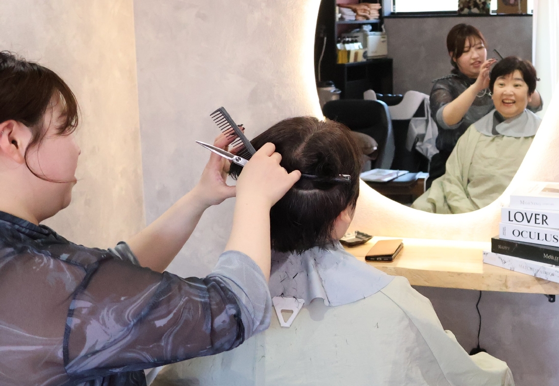 開業を喜びヘアカットに来た板井芳枝さん。幼少期から和薫さんをかわいがっている