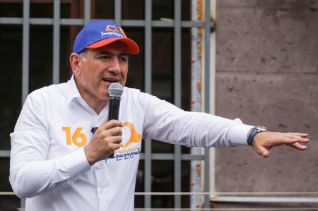 アルメニア議会選を前に、首都エレバンで選挙運動をするパシニャン首相＝１２日（タス＝共同）