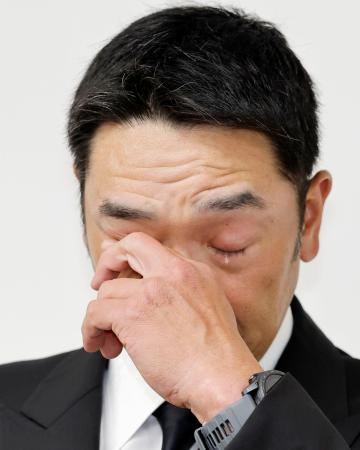 取材対応で涙を流すプロ野球巨人の阿部慎之助監督＝２６日午前、東京・大手町