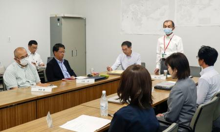 広島県の一部海域で昨年、カキが大量死した問題を受け開かれた有識者会議＝２６日、広島県庁