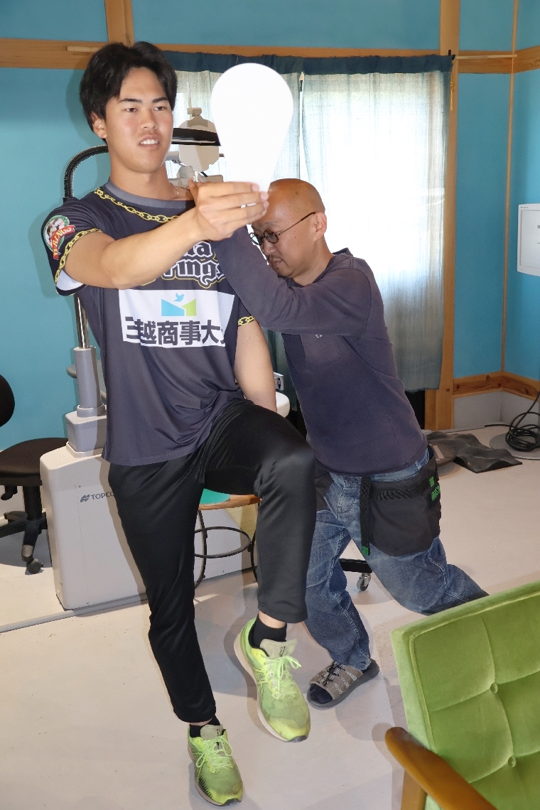 カラーシートを見ながらバランスをチェックする日高祐投手（左）と灰谷孝代表＝豊後大野市大野町田中の「イノチ」