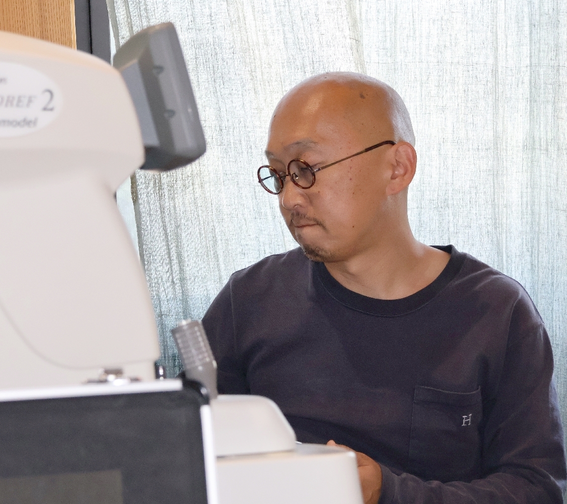 選手の視力検査をする灰谷孝代表