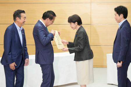 自民党の治安・テロ・サイバー犯罪対策調査会による提言申し入れを葉梨康弘会長（中央左）から受ける高市首相（同右）＝２７日午後、首相官邸