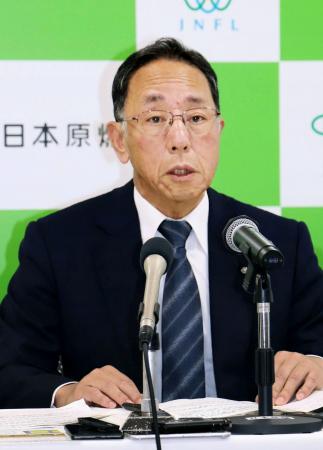 記者会見する日本原燃の増田尚宏社長＝２８日午前、青森市