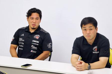 記者会見するラグビーのリーグワン１部、東京ＳＧの堀越（左）と小野ヘッドコーチ＝２８日、東京都府中市