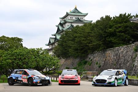 ラリー・ジャパンのオープニングセレモニーを前に、名古屋城天守閣と写真に納まるラリーカー＝２８日、名古屋市