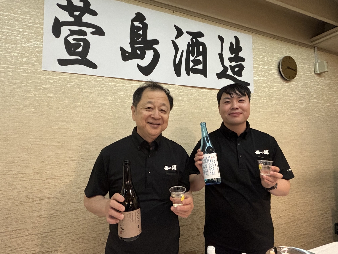 萱島酒造のブースにて。いただいた２銘柄「純米吟醸　美吟」「西の関　夏のお酒　ひや」とも絶品だった