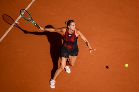 女子シングルス２回戦でプレーするアリーナ・サバレンカ＝２８日、パリ（ゲッティ＝共同）