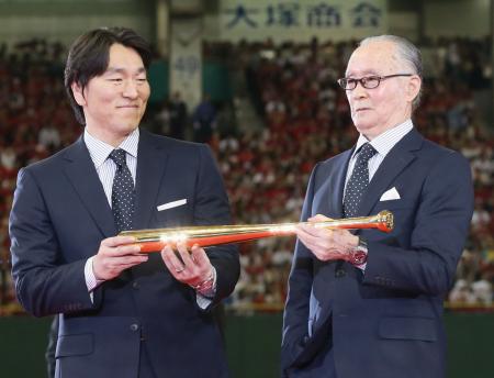 国民栄誉賞の授与式で金色のバットを贈呈された長嶋茂雄さん。左は手を添える松井秀喜さん＝２０１３年５月、東京ドーム