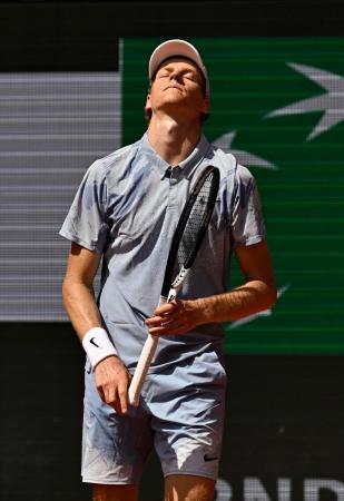 男子シングルス２回戦でポイントを奪われ、天を仰ぐヤニク・シナー＝パリ（共同）