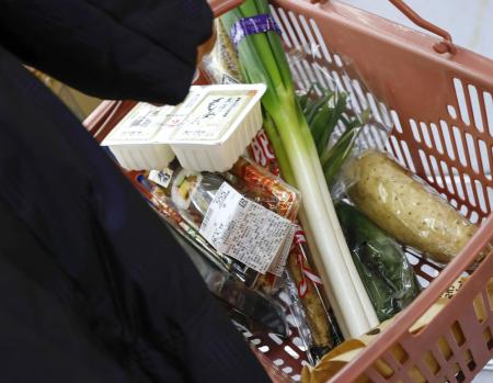 スーパーを訪れた買い物客＝１月、東京都練馬区のアキダイ関町本店