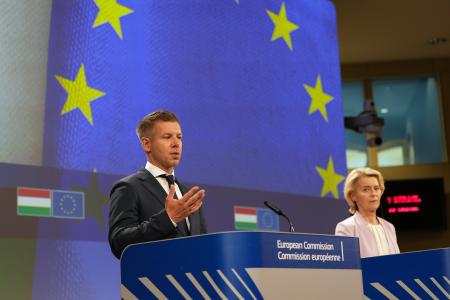 ２９日、ベルギー・ブリュッセルで記者会見するハンガリーのマジャル首相（左）とＥＵのフォンデアライエン欧州委員長（ＡＰ＝共同）