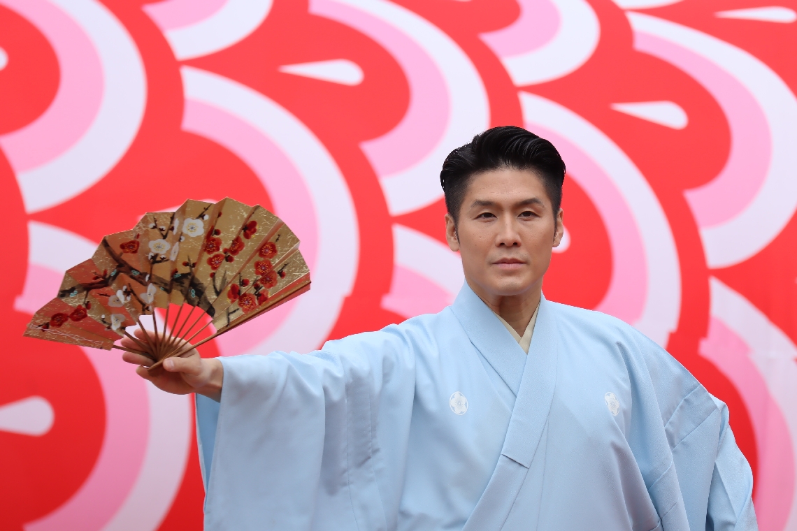 玖珠町であった行事で日本舞踊を披露する梅川壱ノ介さん＝４月２８日