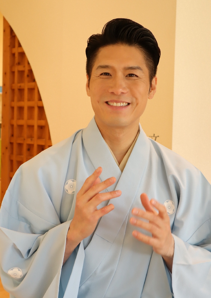 インタビューに答える梅川壱ノ介さん＝４月２８日