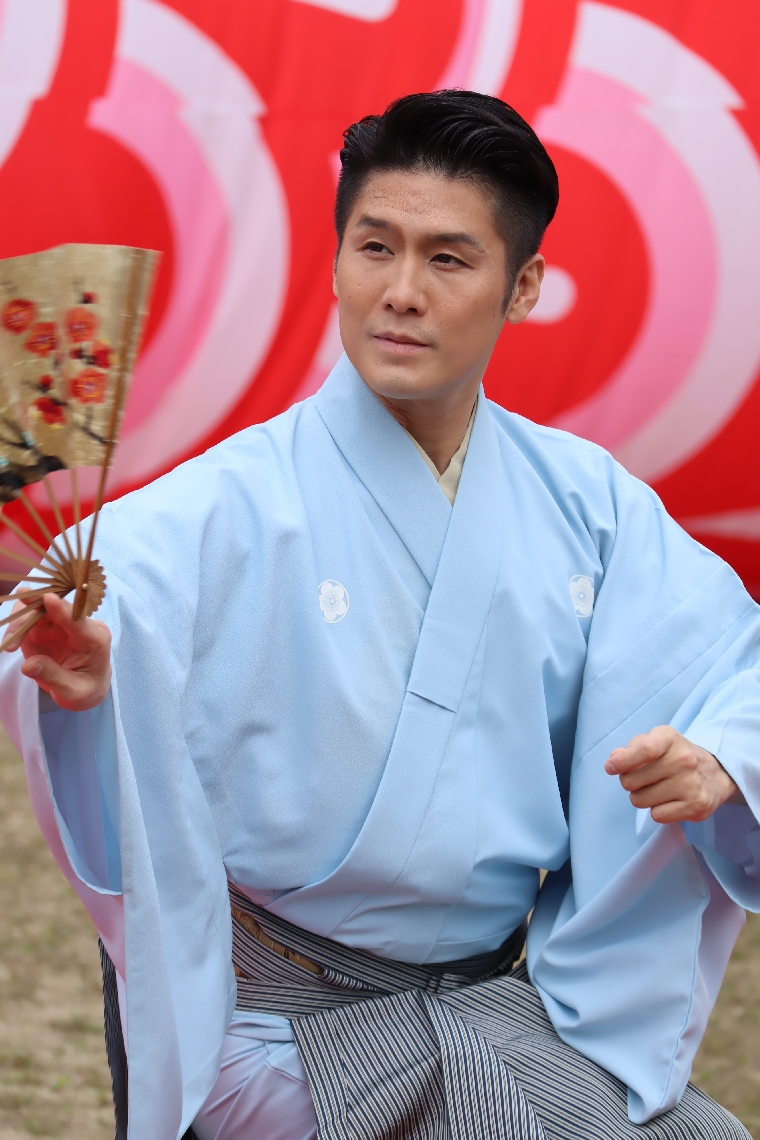 玖珠町であった行事で日本舞踊を披露する梅川壱ノ介さん＝４月２８日