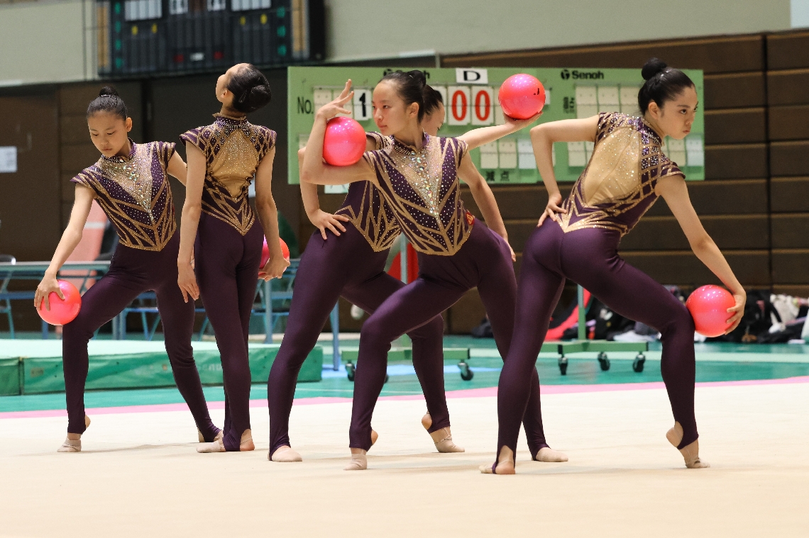 【新体操女子団体】華麗な演技を見せる鶴見丘の選手たち