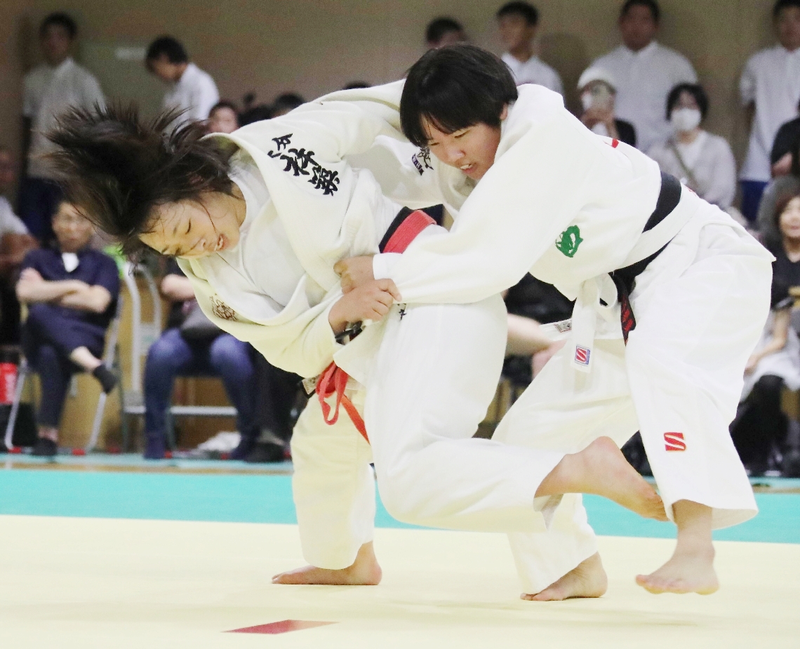 【女子団体決勝・杵築―大分西】果敢に仕掛けて勝利を呼び込んだ杵築の大将松本（左）