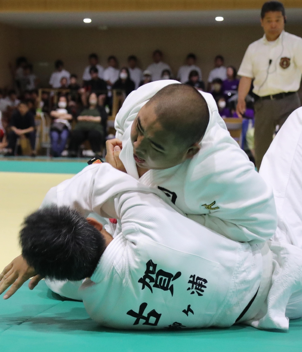 【男子団体決勝・国東―柳ケ浦】豪快な内股を決めた国東の大戸