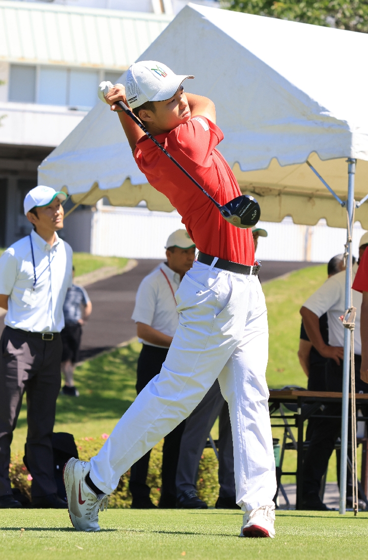 【ゴルフ・男子個人】優勝した柳ヶ浦の平田兼慎のティーショット＝城島高原ゴルフクラブ