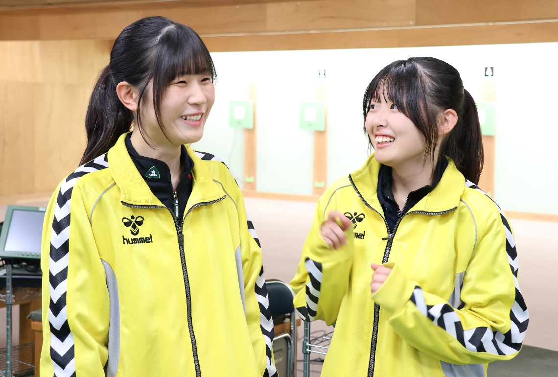【女子エアライフル６０発】健闘をたたえ合う由布の安達（右）と石田