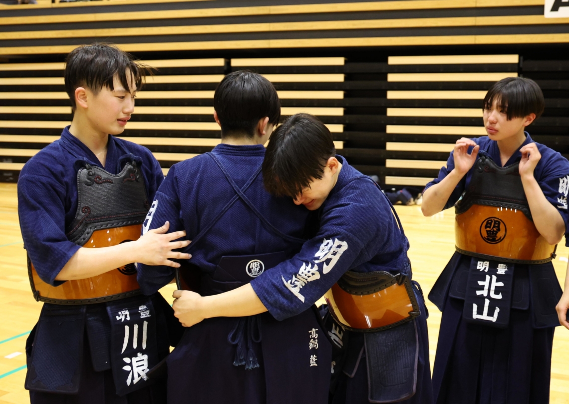 女子団体優勝を決め、抱き合って喜ぶ明豊の選手たち