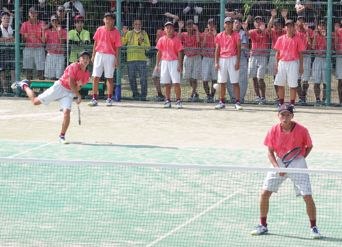 【ソフトテニス男子団体決勝・大分商－大分】力強いサーブを放つ大分商の衛藤（左）・安藤ペア