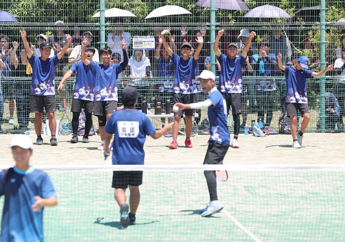 【ソフトテニス男子団体２回戦・日田－日田林工】ポイントを奪った仲間を鼓舞する日田の選手たち＝クラサステニスコート、撮影・山戸孝哉