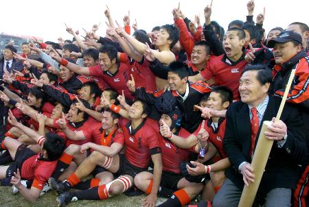 ２００６年１月、全国高校ラグビー決勝で優勝し伏見工高フィフティーンと記念写真に納まる総監督の山口良治さん（手前右）＝花園