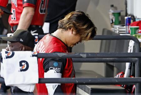 タイガース戦の３回、ベンチから引き揚げるホワイトソックス・村上。途中交代した＝シカゴ（共同）