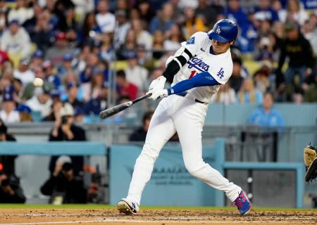 フィリーズ戦の３回、１０号ソロを放つドジャース・大谷＝ロサンゼルス（共同）