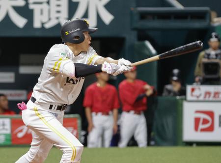３回ソフトバンク２死、柳田が左中間に本塁打を放つ＝みずほペイペイドーム