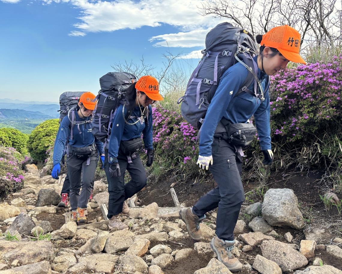 【登山縦走】声を掛け合いながら登る竹田の選手たち