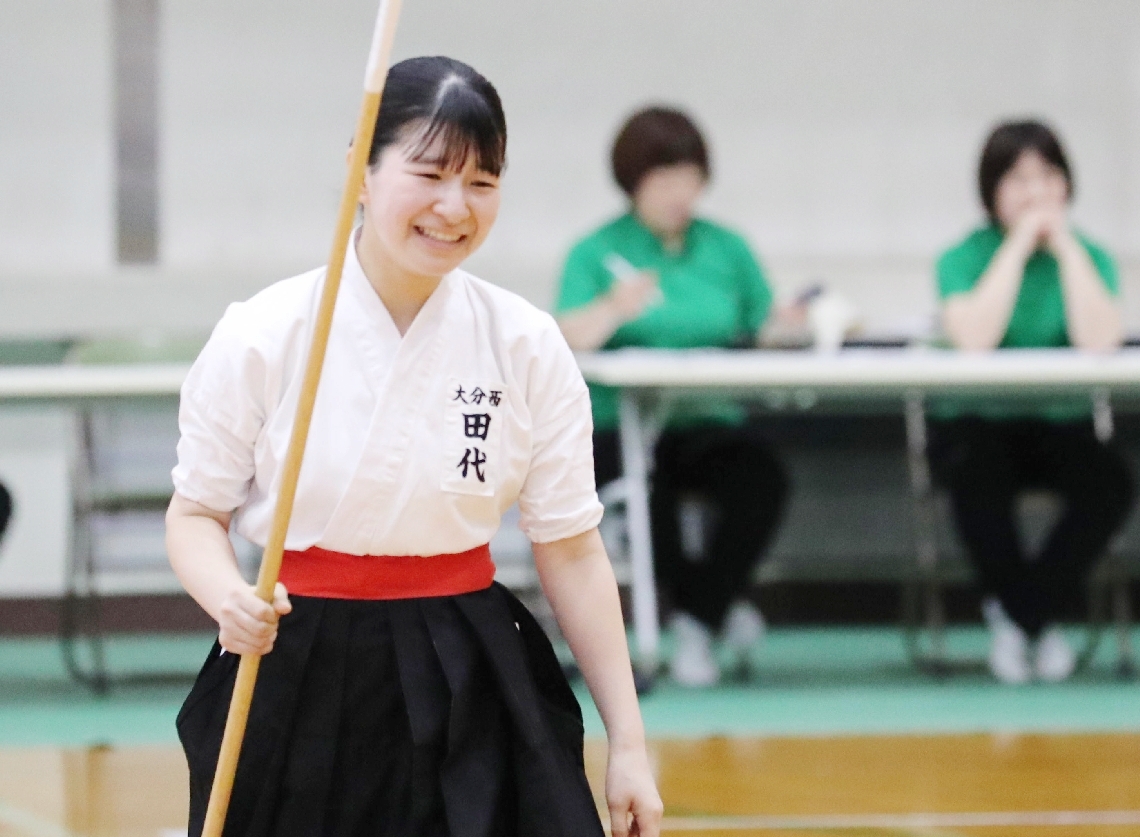 【演技決勝】後輩と組んで優勝を決め、思わず笑みをこぼす大分西の田代