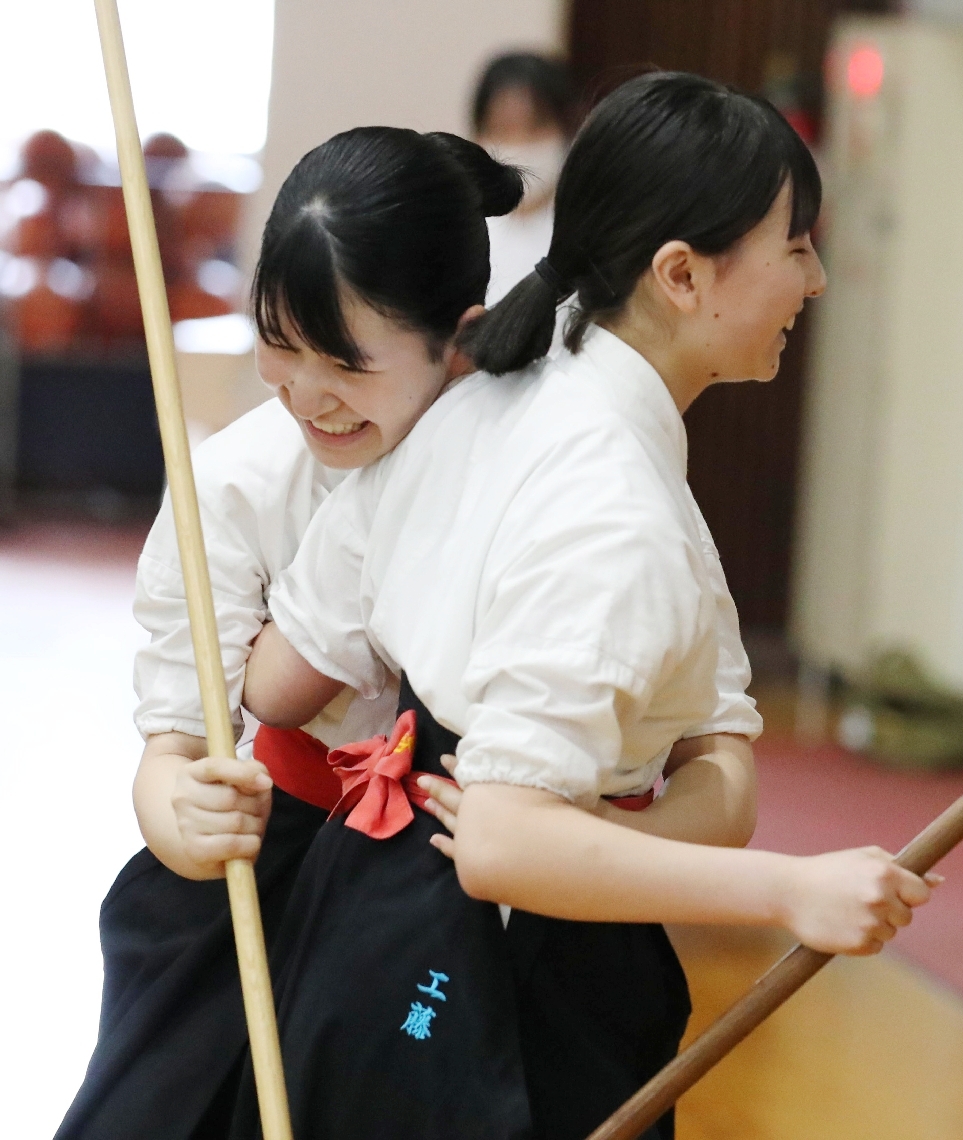【演技決勝】優勝を決めて退場した後、ペアを組んだ工藤と抱き合って喜ぶ田代（左）