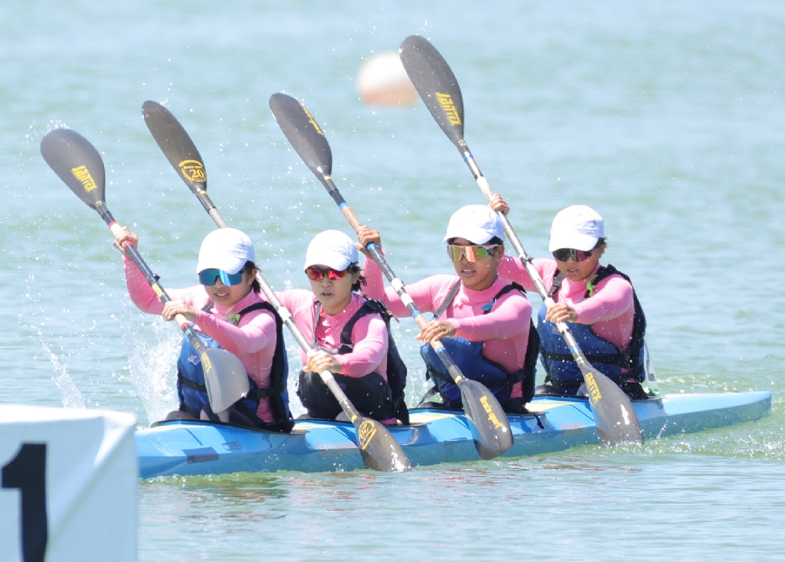 【カヌー女子カヤックフォア】優勝した豊府の（左から）本田、霍田、竹尾、山本