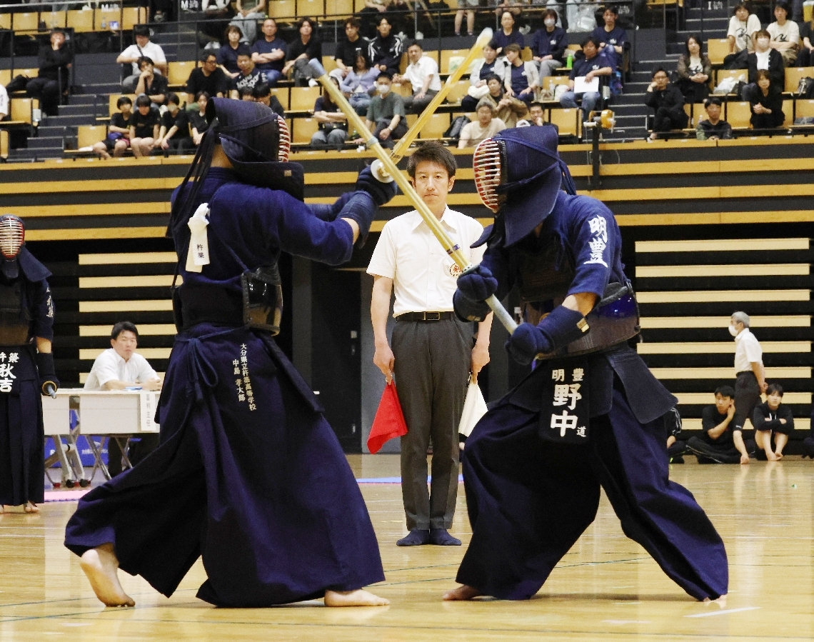 【男子団体決勝リーグ・明豊―杵築】相手と競り合う明豊の次鋒・野中（右）