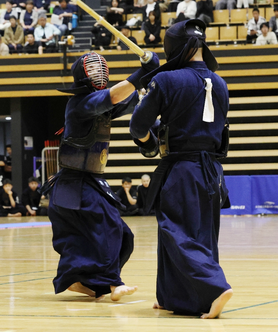 【男子団体決勝リーグ・明豊―杵築】強気に攻め続けた明豊の大将・鶴（左）