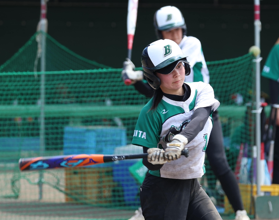 【女子決勝・文理大付―昭和学園】２回表文理大付２死満塁、佐藤が左中間に２点適時打を放つ