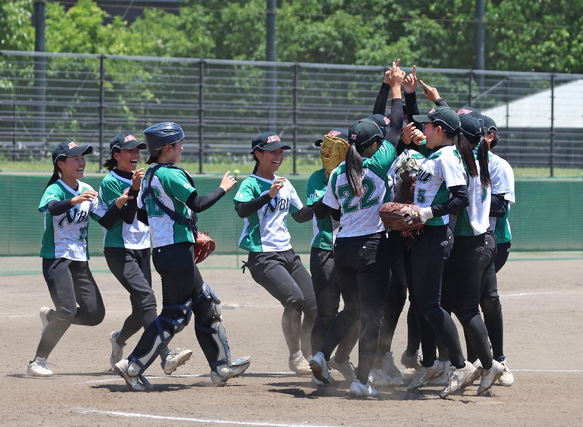 【女子決勝・文理大付―昭和学園】相手の猛攻を抑え、優勝を決めた文理大付の選手たち