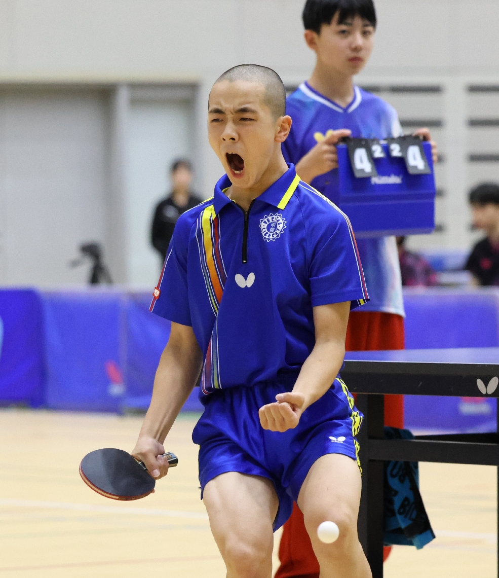 【男子団体決勝リーグ・明豊―杵築】ポイントを奪い、雄たけびを上げる明豊の藤田