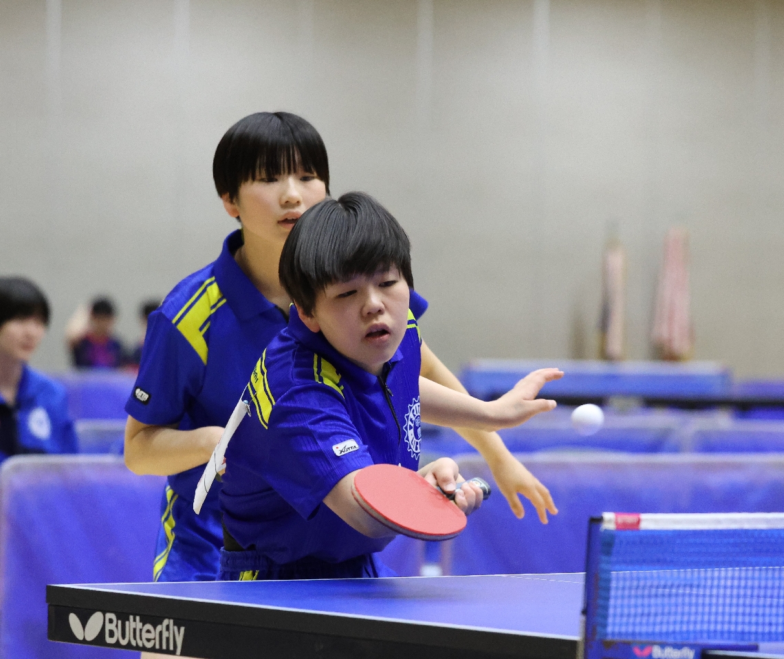 【女子団体決勝リーグ・明豊―溝部学園】安定した力を見せた明豊の椎原（手前）・安部組