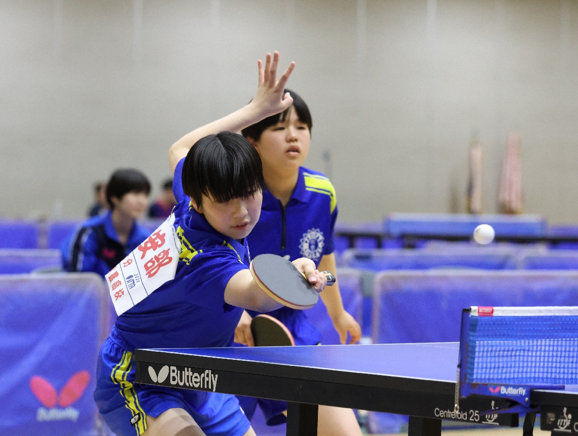 【女子団体決勝リーグ・明豊―溝部学園】安定した力を見せた明豊の安部（左）・椎原組