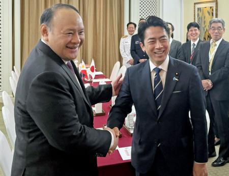 フィリピンのテオドロ国防相（左）との会談に臨む小泉防衛相＝３１日、シンガポール（共同）