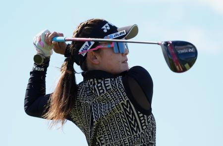 第２ラウンド、通算４アンダーで２位の岩井千怜＝シービュー（共同）