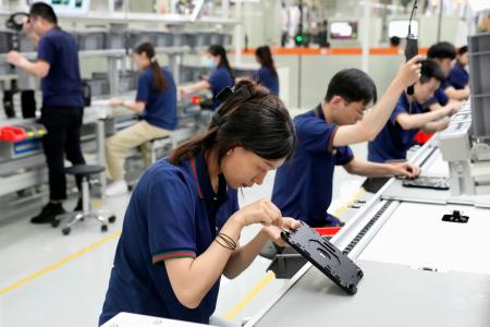 中国のロボット製造工場で作業する従業員＝５月２９日、北京（共同）